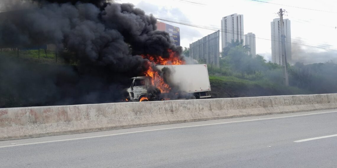 Caminhão pega fogo na BR-230 e trecho é interditado em Campina Grande
