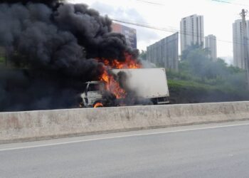 Caminhão pega fogo na BR-230 e trecho é interditado em Campina Grande