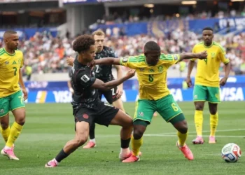 Canadá vence África do Sul nos acréscimos e vai às oitavas da Copa do Mundo