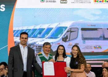 Governador Lucas Ribeiro e ministro Wellington Dias entregam veículos para ampliar acesso aos serviços da assistência social na Paraíba
