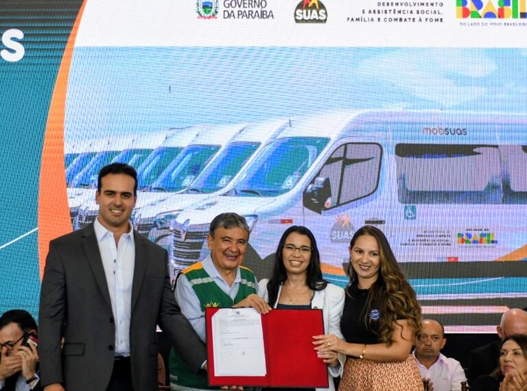 Governador Lucas Ribeiro e ministro Wellington Dias entregam veículos para ampliar acesso aos serviços da assistência social na Paraíba