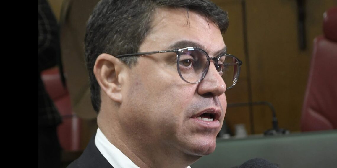Dinho Dowsley atribui saída de vereadores da base à influência do Governo do Estado: “A caneta fala alto”