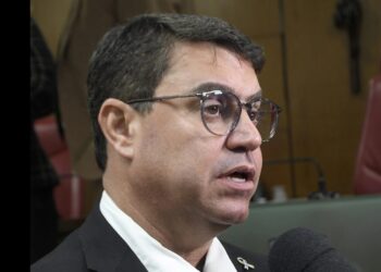 Dinho Dowsley atribui saída de vereadores da base à influência do Governo do Estado: “A caneta fala alto”
