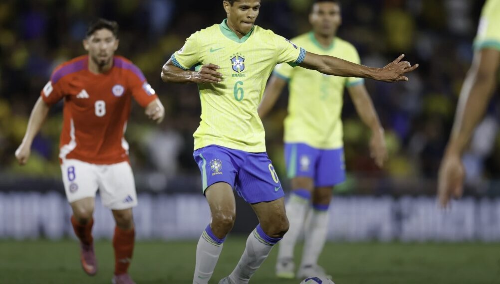 Douglas Santos vive expectativa por titularidade na Seleção Brasileira