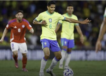 Douglas Santos vive expectativa por titularidade na Seleção Brasileira