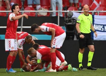 Novo susto com Christian Eriksen: meia cai em campo durante amistoso da Dinamarca e mobiliza atendimento médico