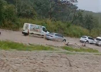 Forte correnteza invade BR-101 entre Paraíba e Pernambuco e interrompe tráfego