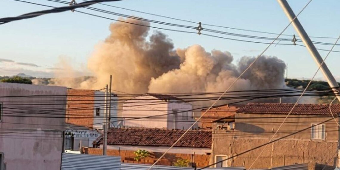 Explosão em obras da Transposição do Rio São Francisco atinge casas em Uiraúna e deixa rastro de destruição