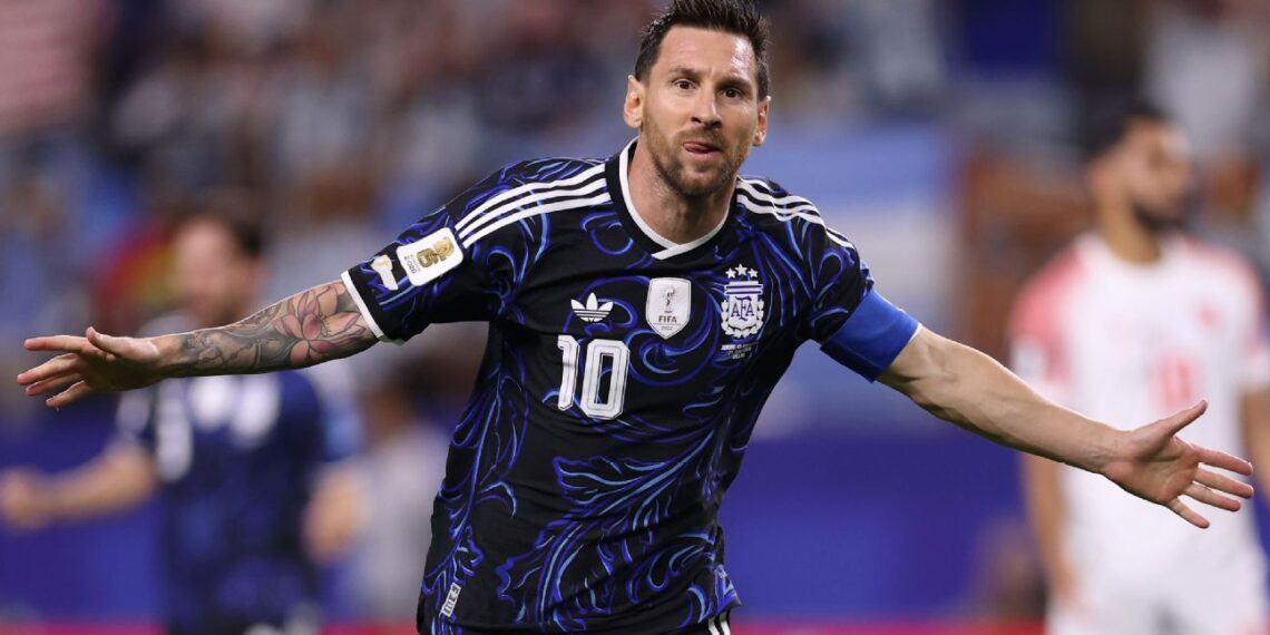 Messi sai do banco, marca seu 19º gol em Copas e Argentina derrota a Jordânia