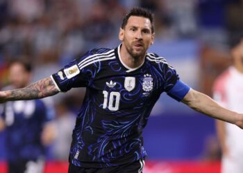 Messi sai do banco, marca seu 19º gol em Copas e Argentina derrota a Jordânia
