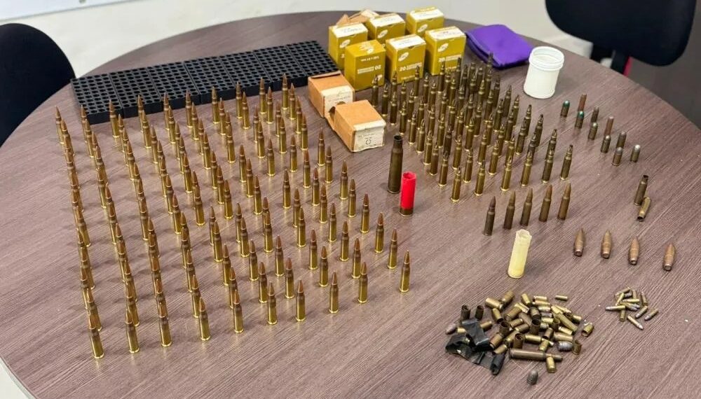 Polícia Civil apreende arsenal com mais de 200 munições e material de guerra no Valentina, em João Pessoa.
