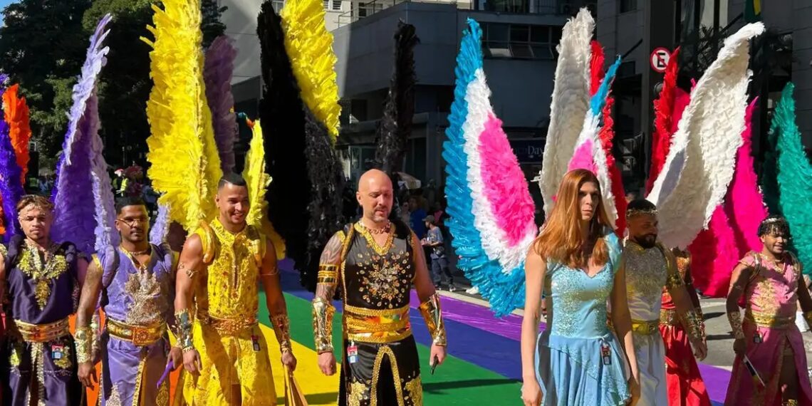Parada do Orgulho LGBT+ leva cores e vibração à Avenida Paulista