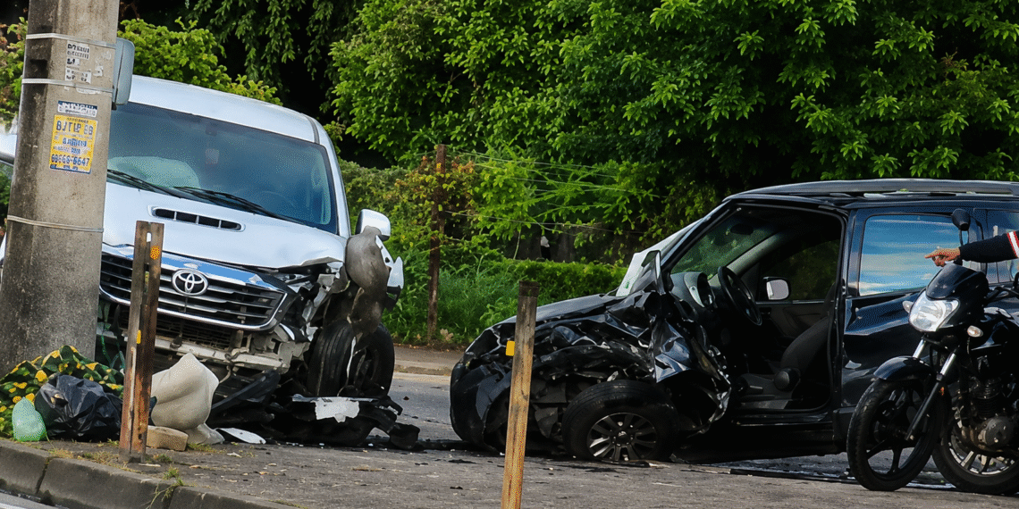 Duas mulheres e uma criança ficam feridas em acidente entre dois carros, em JP