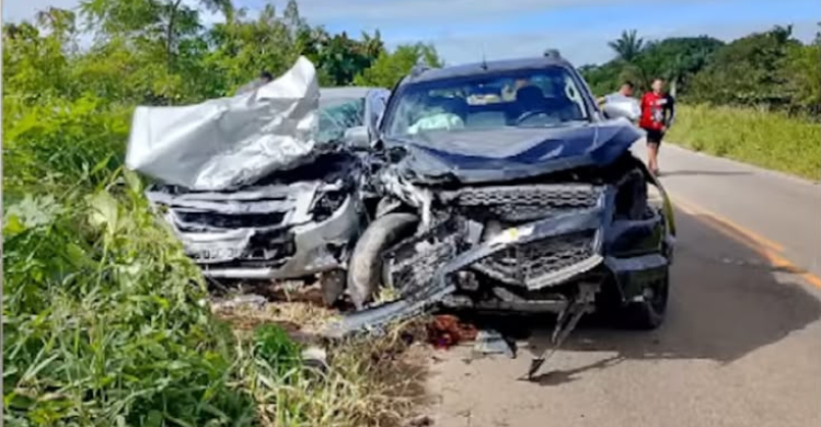 Idosa morre após colisão frontal entre carro e caminhonete na PB-025, em Lucena
