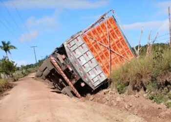Caminhão carregado de frangos tomba em estrada da zona rural de Mari e reacende revolta contra abandono de rodovia