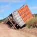 Caminhão carregado de frangos tomba em estrada da zona rural de Mari e reacende revolta contra abandono de rodovia