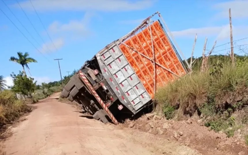 Caminhão carregado de frangos tomba em estrada da zona rural de Mari e reacende revolta contra abandono de rodovia