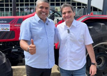 Cicinho Lima destina tratores para Santa Teresinha e Tavares e fortalece agricultura do Sertão em parceria com Murilo Galdino