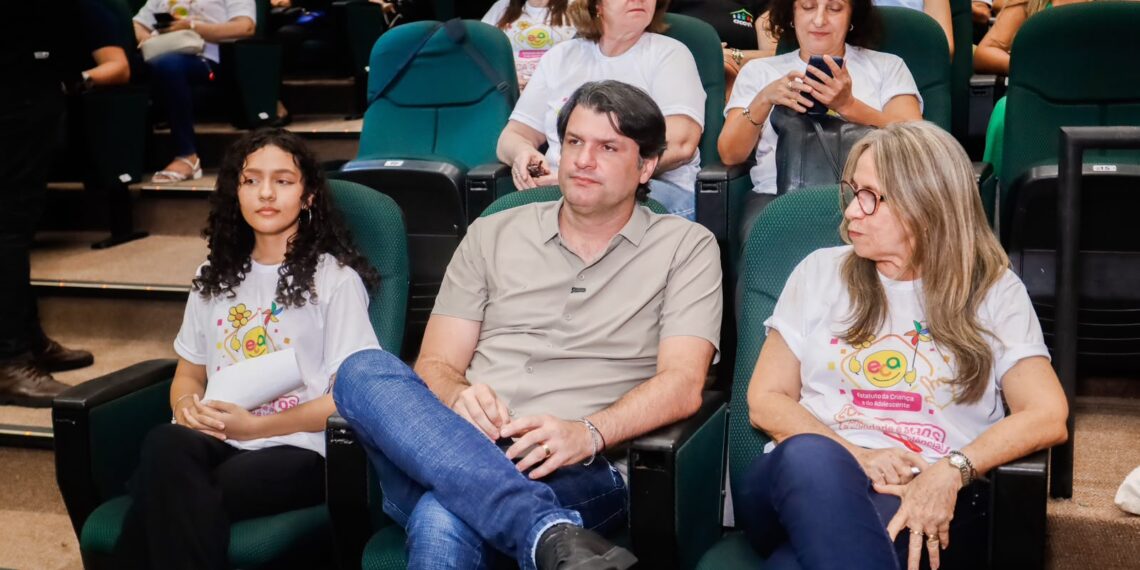 Leo Bezerra defende união de esforços para fortalecer a proteção de crianças e adolescentes na era digital