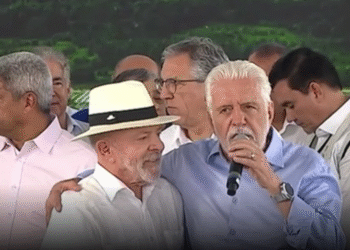 Lula contraria aliados e chama Jaques Wagner de “irmão” durante evento