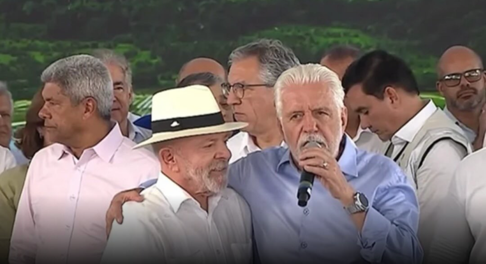Lula contraria aliados e chama Jaques Wagner de “irmão” durante evento