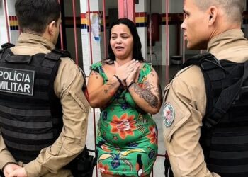 Mãe de aluno com TEA protesta com as mãos amarradas em frente a escola, no Bairro do Novais