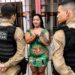 Mãe de aluno com TEA protesta com as mãos amarradas em frente a escola, no Bairro do Novais