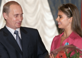 Jornalista que revelou identidade de namorada de Putin é encontrado morto após comer cogumelos venenosos