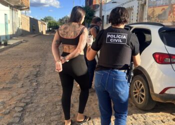 Mulher conhecida como “Rainha do Tráfico” é presa por envolvimento em homicídio e outros crimes