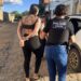 Mulher conhecida como “Rainha do Tráfico” é presa por envolvimento em homicídio e outros crimes