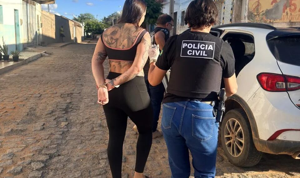 Mulher conhecida como “Rainha do Tráfico” é presa por envolvimento em homicídio e outros crimes