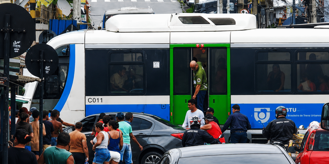 Carro invade linha férrea e colide com VLT em João Pessoa