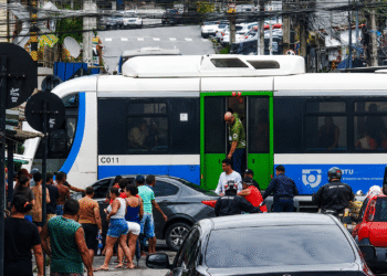 Carro invade linha férrea e colide com VLT em João Pessoa