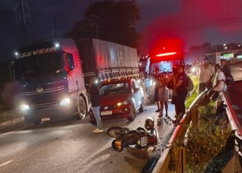 Mulher morre após acidente entre moto e carreta na BR-101, em João Pessoa