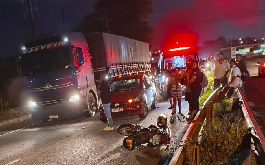 Mulher morre após acidente entre moto e carreta na BR-101, em João Pessoa