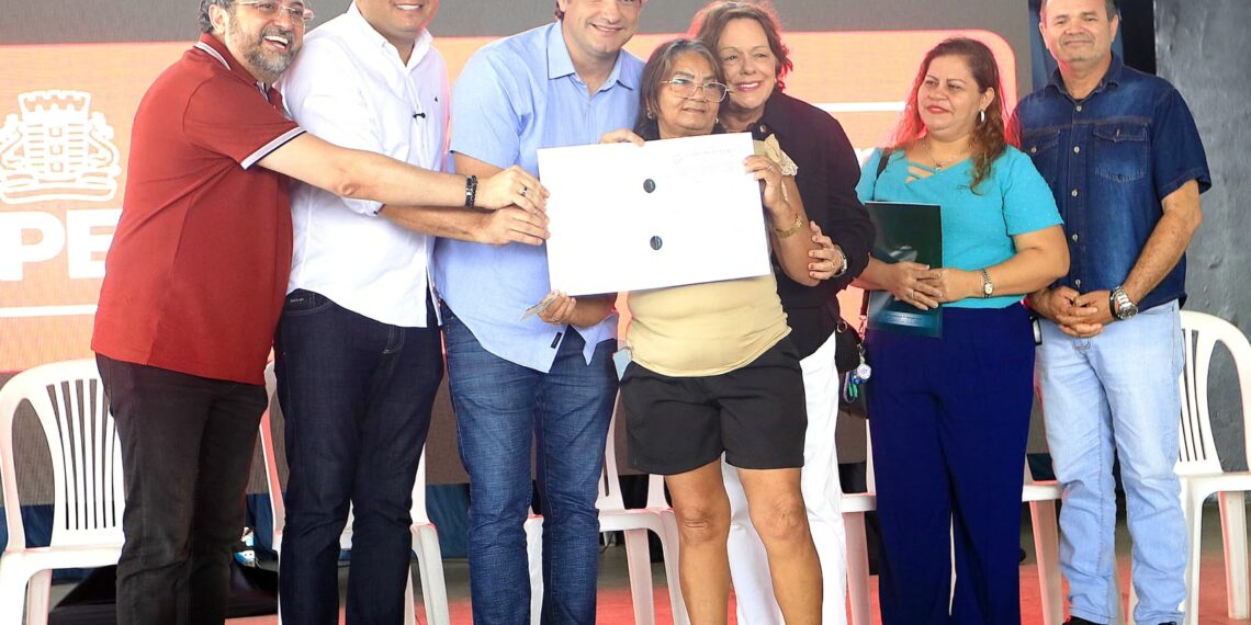 Leo Bezerra entrega 70 escrituras e garante direito à casa própria para famílias de João Pessoa