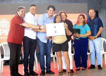 Leo Bezerra entrega 70 escrituras e garante direito à casa própria para famílias de João Pessoa
