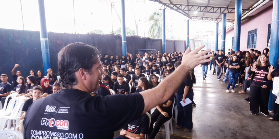 Leo Bezerra anuncia reforma da Escola Municipal Presidente João Pessoa durante aula inaugural do Procon Vai às Aulas 2026