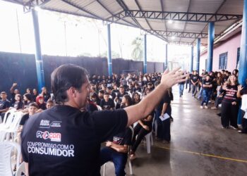 Leo Bezerra anuncia reforma da Escola Municipal Presidente João Pessoa durante aula inaugural do Procon Vai às Aulas 2026