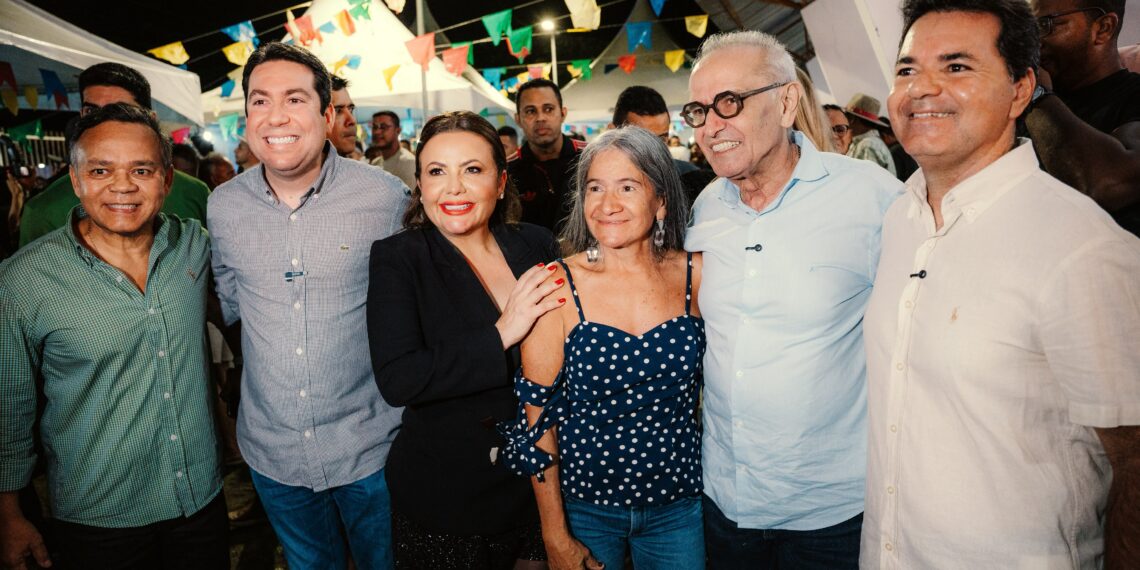 Ao lado da prefeita Tacyana, Cícero Lucena é recebido por população em Bayeux
