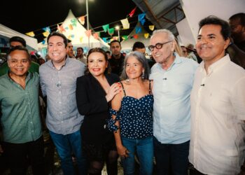 Ao lado da prefeita Tacyana, Cícero Lucena é recebido por população em Bayeux