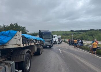 Colisão entre duas carretas interdita BR-101 em Caaporã e causa congestionamento de 3 km