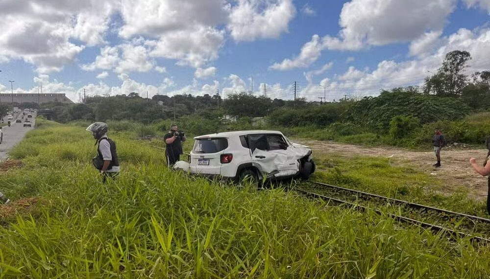 Motorista fica ferido após colidir veículo com trem, em João Pessoa