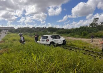 Motorista fica ferido após colidir veículo com trem, em João Pessoa