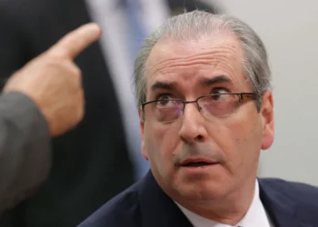 Dino cita indicação de emendas por Eduardo Cunha mesmo sem mandato e manda bloquear R$ 6 milhões