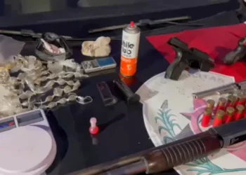 Operação da PM apreende armas, drogas e prende quatro suspeitos em Bayeux