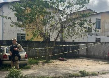 Homem é assassinado a tiros na frente da casa da própria irmã, em João Pessoa
