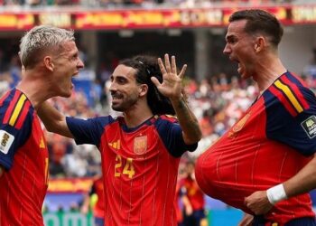 Com falha de goleiro, Espanha vence a Bélgica e vai à semifinal da Copa