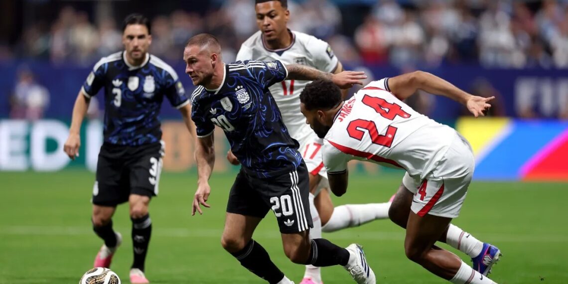 Argentina vira nos acréscimos, elimina a Inglaterra e vai à final da Copa