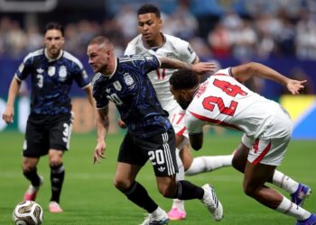 Argentina vira nos acréscimos, elimina a Inglaterra e vai à final da Copa